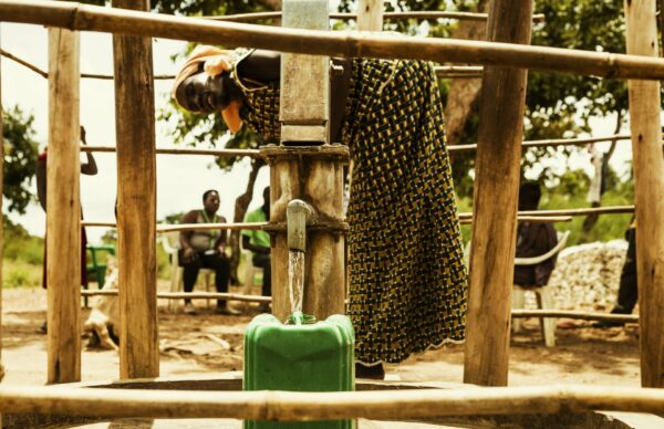 Water and Sanitation Project in Bidi Bidi_2 Jerry Can unter dem Brunnen